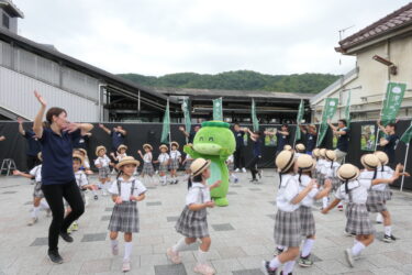 「ごんご囃子」を踊ってまつりをＰＲする実行委メンバーと園児ら=岡山県津山市で