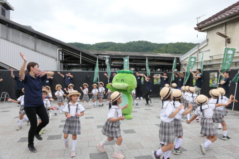 「ごんご囃子」を踊ってまつりをＰＲする実行委メンバーと園児ら=岡山県津山市で