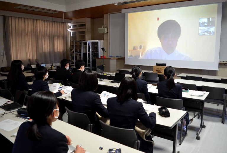 津山高校の生徒が４日、アメリカ・マサチューセッツ工科大学（ＭＩＴ）の日本人研究者による研修を受講