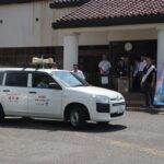 食中毒予防の街頭啓発に向け出発する広報車両
