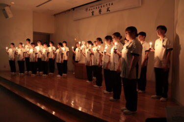 キャンドルを手にナイチンゲール誓詞を唱和する39期生＝岡山県津山市で