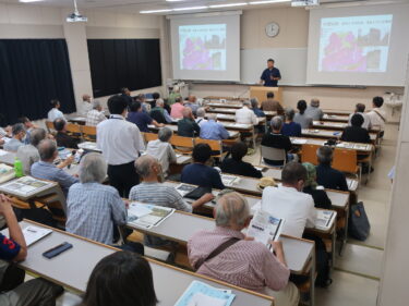 津山市と周辺地域の地形と地質について話す能美教授=岡山県津山市で