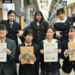 商店街でPRする高校生たち=岡山県津山市で