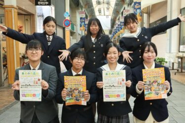 商店街でPRする高校生たち=岡山県津山市で