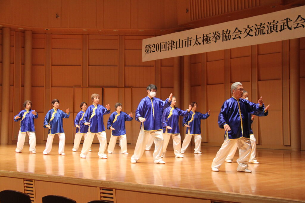 息を合わせて演武を披露する出演者
