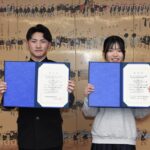 表彰状を手にする高木さんと小林君