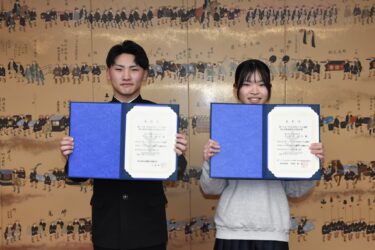 表彰状を手にする高木さんと小林君