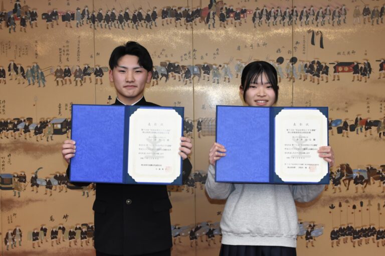 表彰状を手にする高木さんと小林君