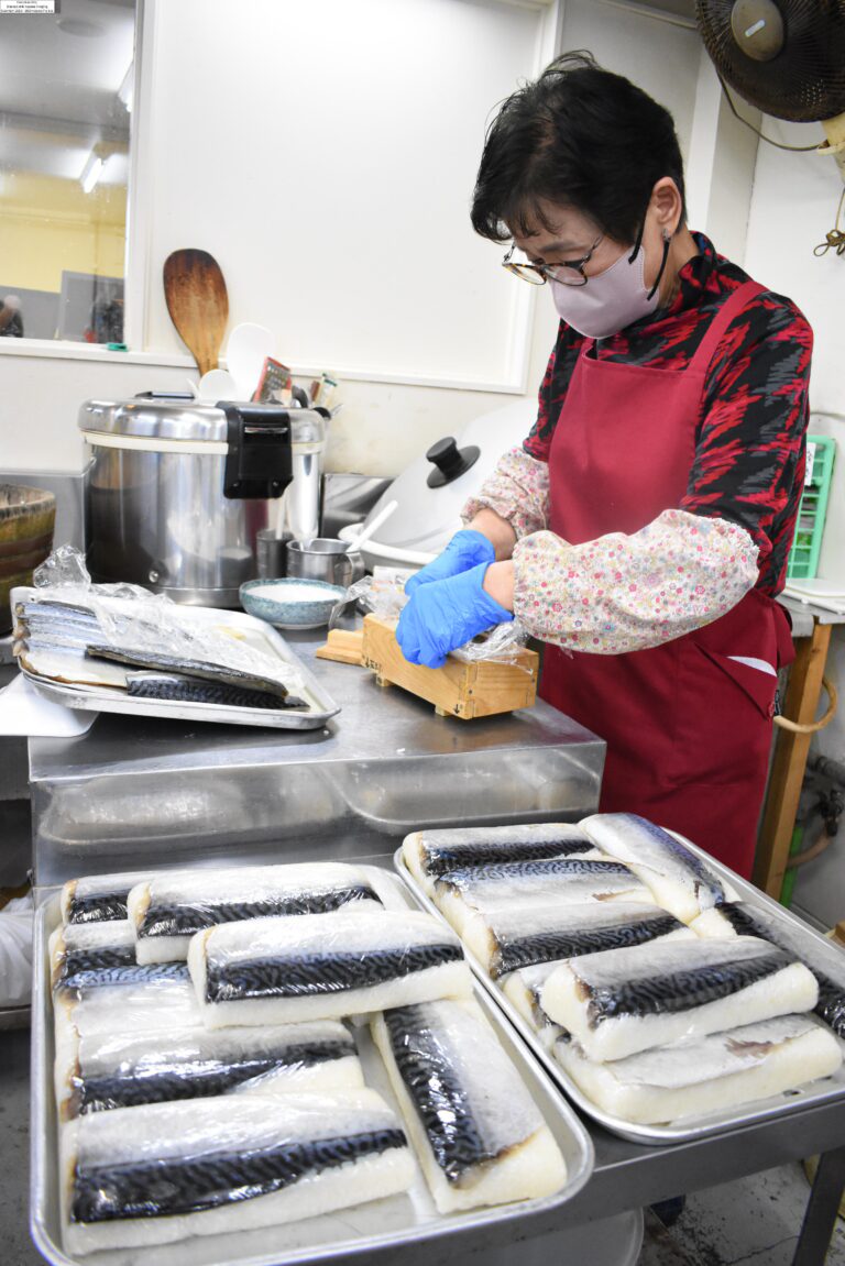 サバの大きな身を使い、伝統の「さば寿し」を作る吉川店長=岡山県津山市で