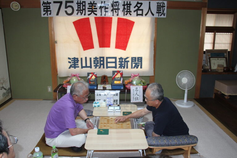 息詰まる熱戦となった第3局を指す村田名人（右）と川口五段＝岡山県津山市で