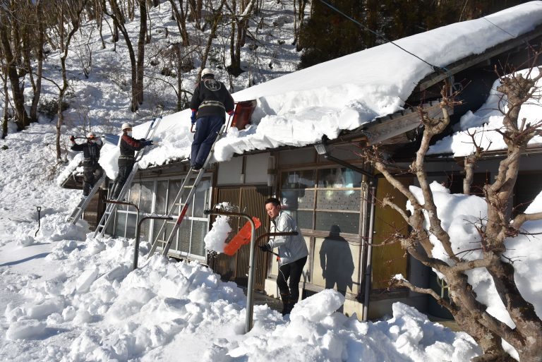 雪下し作業をする消防団員やボランティア＝阿波で