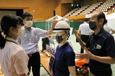 津山総合体育館で、岡山県津山市内のものづくり企業による防災・防疫製品の展示体験会