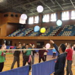 夢中になって風船バレーに取り組む選手たち