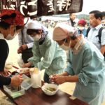 お目当ての品を買い求める人々=岡山県津山市で