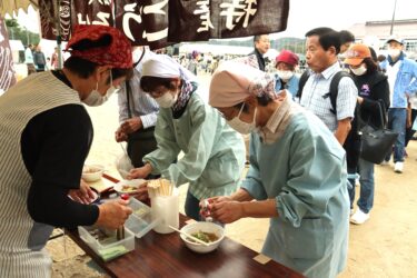 お目当ての品を買い求める人々=岡山県津山市で