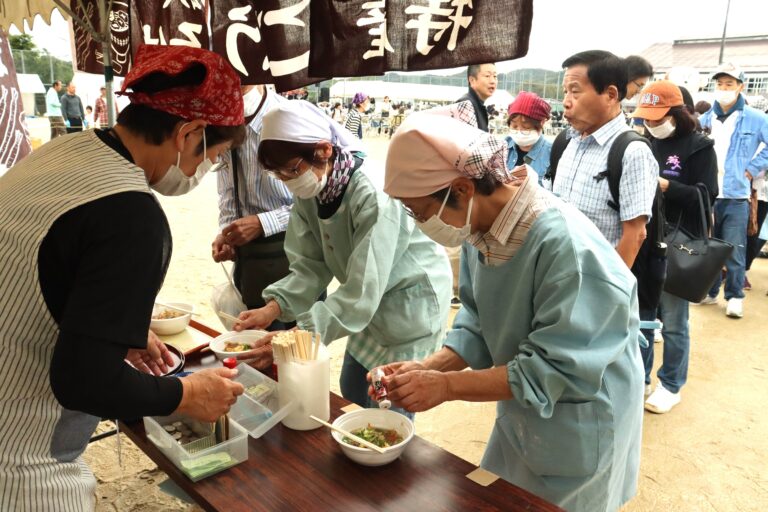 お目当ての品を買い求める人々=岡山県津山市で