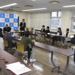 津山市を表敬訪問した「アジア建築学生ワークショップ」に参加する学生たち=岡山県津山市で