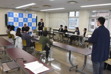 津山市を表敬訪問した「アジア建築学生ワークショップ」に参加する学生たち=岡山県津山市で