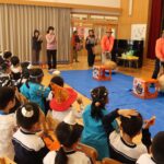 巨大カボチャの登場にくぎ付けの園児たち