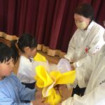 津山市赤十字奉仕団に義援金を手渡す園児たち