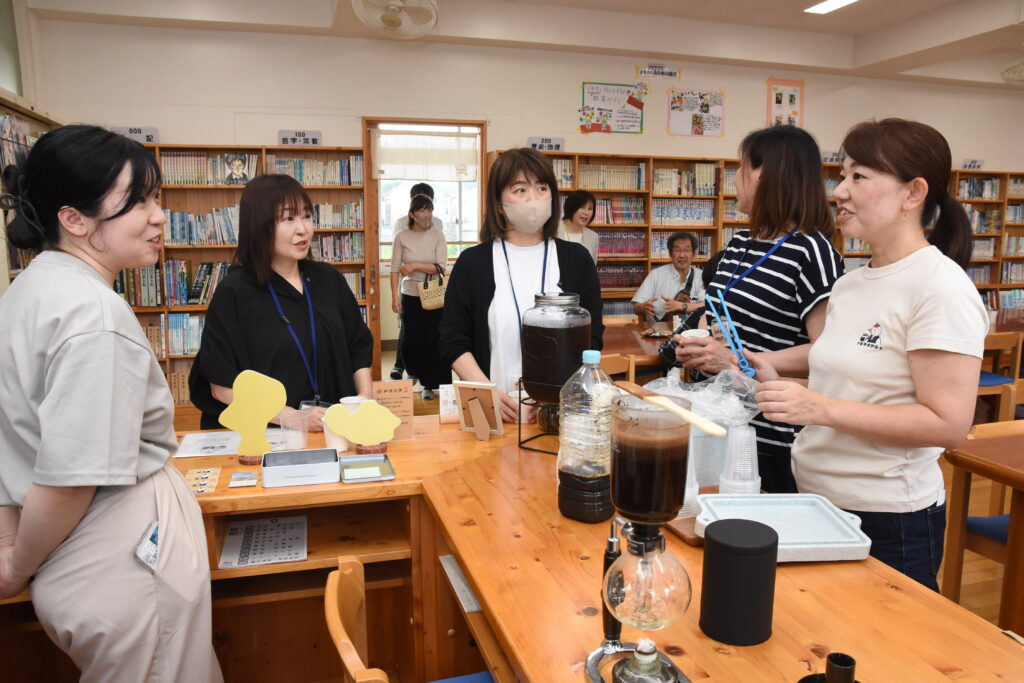 地元専門店の協力でサイフォン式の本格的コーヒーを提供した会場