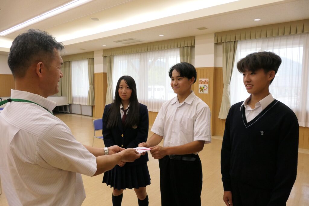 賞賜(しょうし)金の目録を受け取る勝山高校蒜山校地・馬術競技部の3人