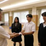 賞賜（しょうし）金の目録を受け取る勝山高校蒜山校地・馬術競技部の3人