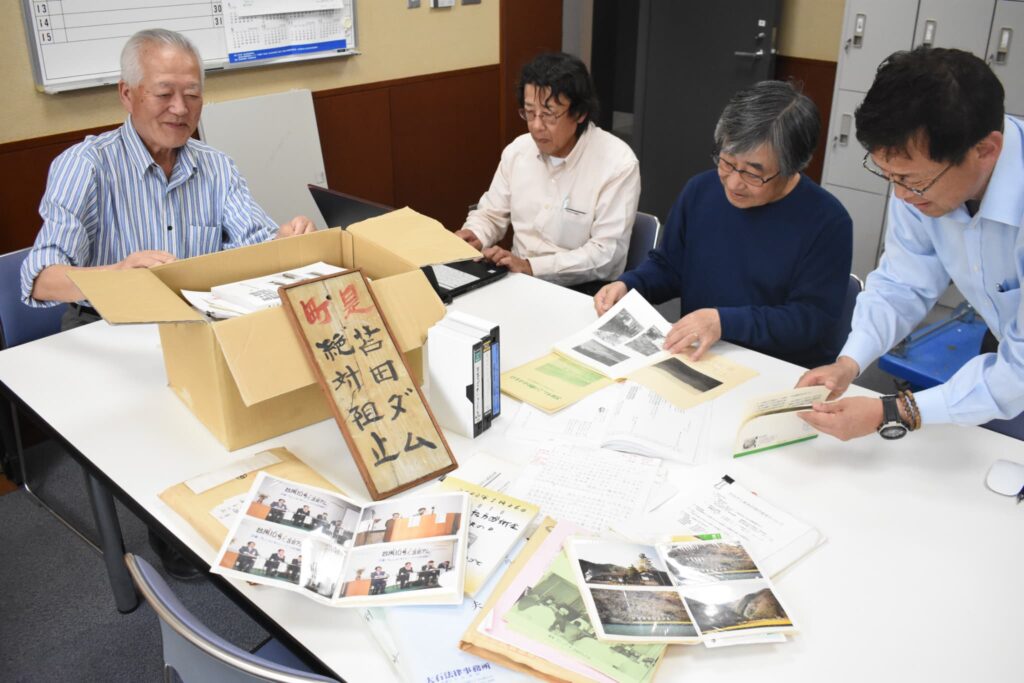 初の展示会に向けて資料を整理するメンバー