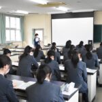 心の健康づくりについて学ぶ生徒たち