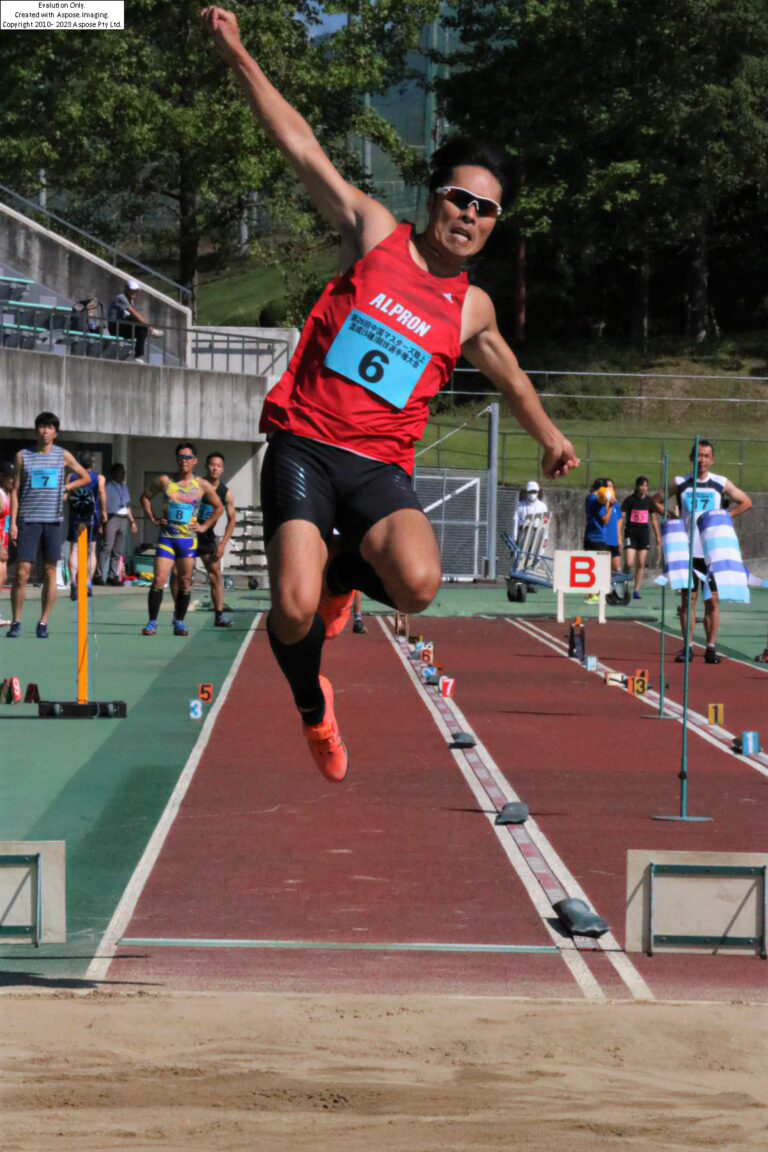 記録に挑む選手＝男子走り幅跳び=岡山県津山市で