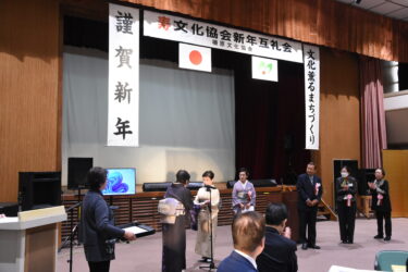 禾本会長から感謝状・表彰状を受け取る会員=岡山県美咲町で