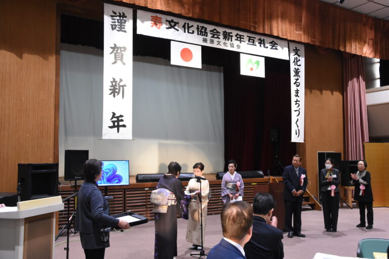 禾本会長から感謝状・表彰状を受け取る会員=岡山県美咲町で