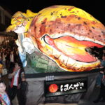 夜の温泉街を練り歩く巨大なはんざきねぶた＝岡山県真庭市で
