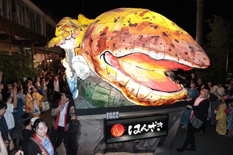 夜の温泉街を練り歩く巨大なはんざきねぶた＝岡山県真庭市で