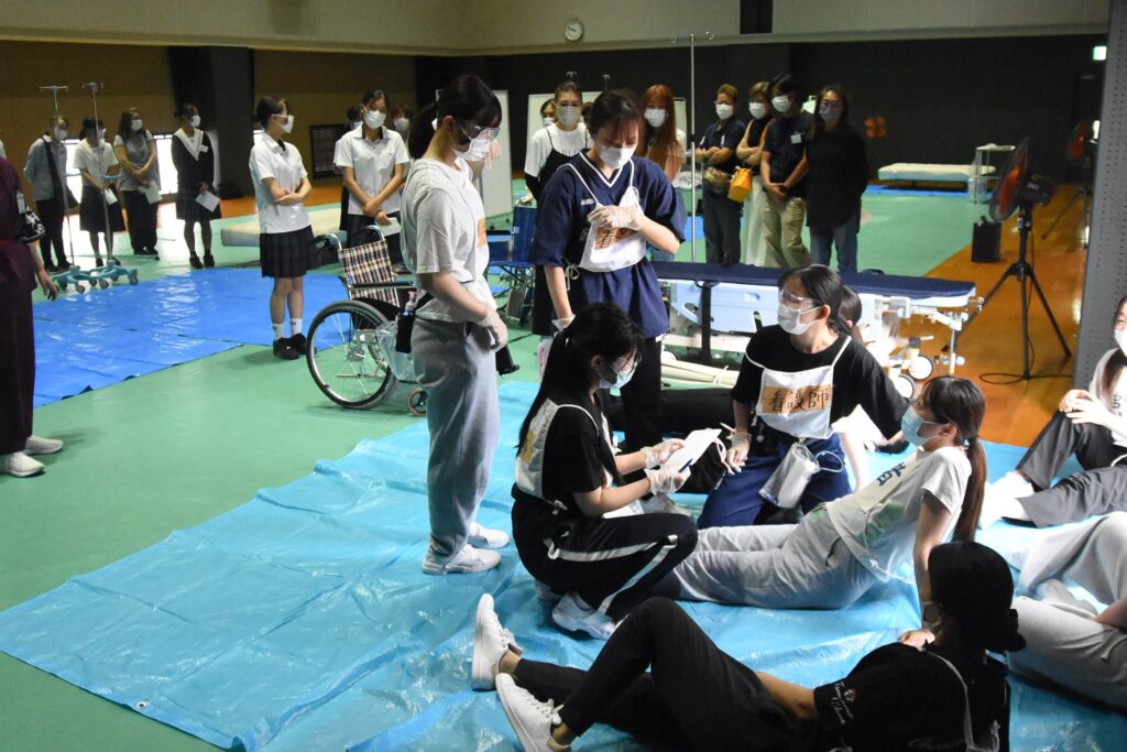 災害看護の演習を見学する参加者