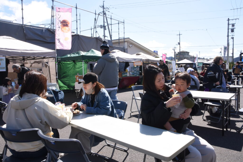 大勢の家族連れでにぎわう会場
