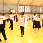 振り付けを教わりながら踊る彰化市の中学生（左から２番目）=岡山県津山市で