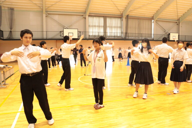 振り付けを教わりながら踊る彰化市の中学生（左から２番目）=岡山県津山市で