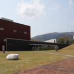 那岐山麓に抱かれた芸術の館・町現代美術館=岡山県奈義町で