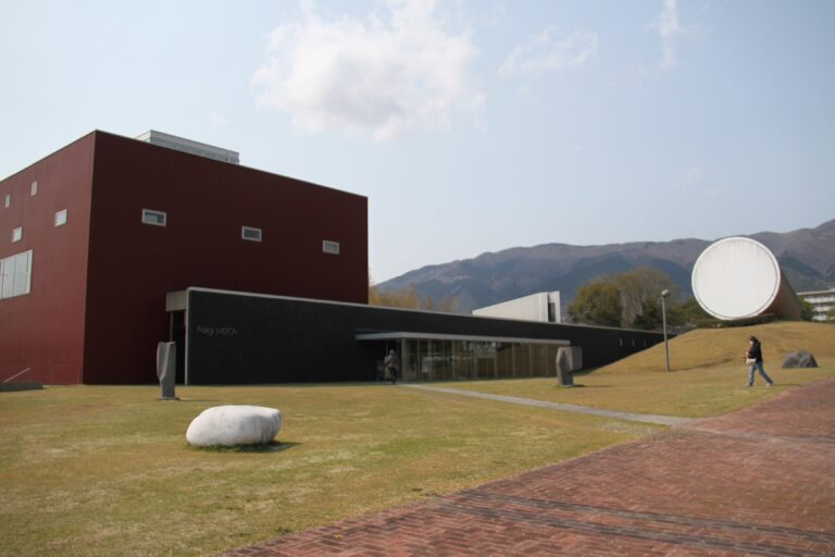 那岐山麓に抱かれた芸術の館・町現代美術館=岡山県奈義町で
