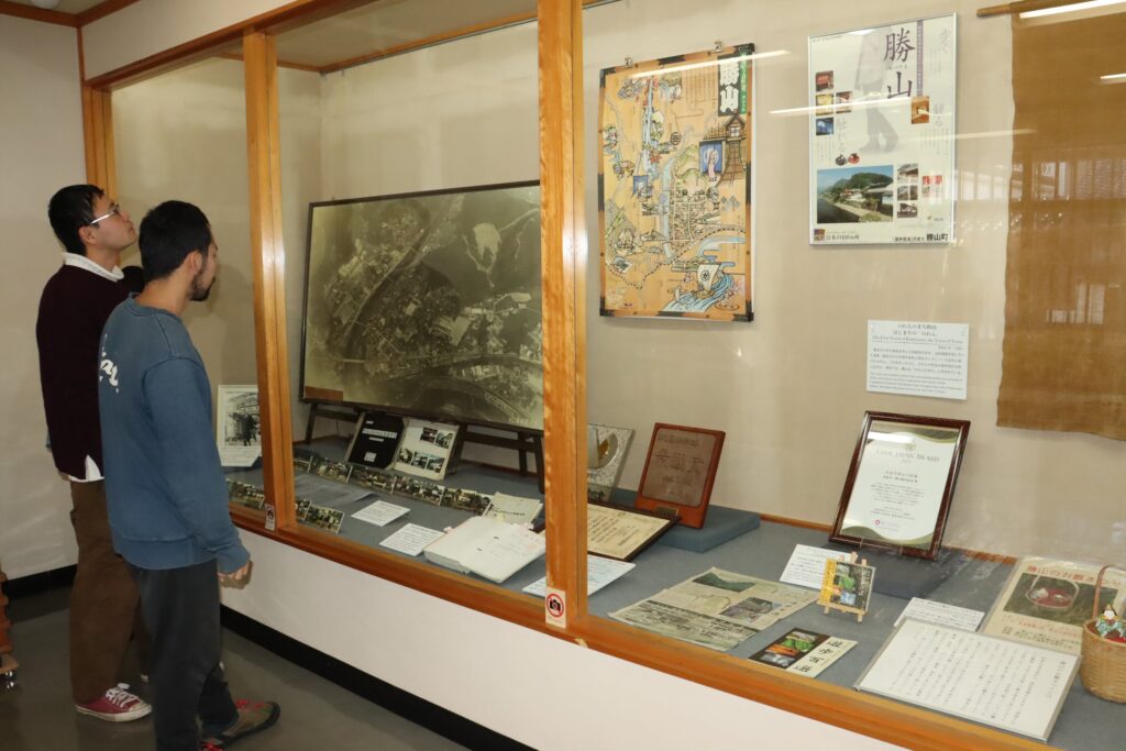 来館者の興味を引いている町の歴史を伝える品々
