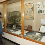 来館者の興味を引いている町の歴史を伝える品々
