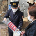 林野火災注意報警報制度の周知を図る消防職員＝岡山県津山市で