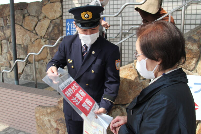 林野火災注意報警報制度の周知を図る消防職員＝岡山県津山市で