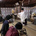 自然の恵みに感謝し、来年の豊穣を祈る参列者=岡山県津山市で