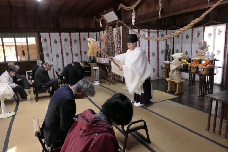 自然の恵みに感謝し、来年の豊穣を祈る参列者=岡山県津山市で