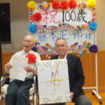 谷口市長から100歳の祝福を受けた藤本さん=岡山県津山市で