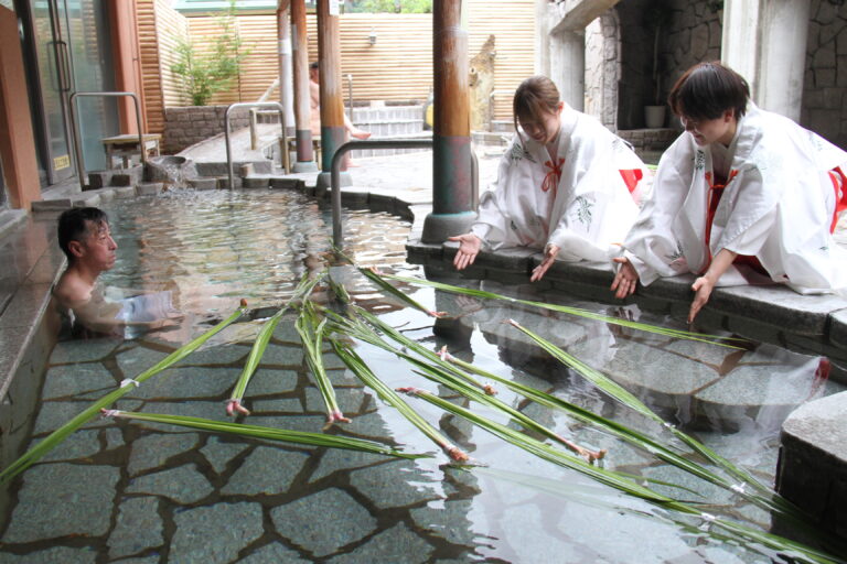 ショウブ湯を楽しむ利用客＝岡山県美作市で