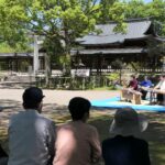 本殿を前に行われた箏の奉納演奏=岡山県津山市で