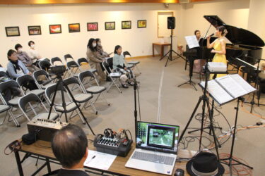 心休まるひとときを過ごせた写真展と音楽のコラボレーション=岡山県津山市で